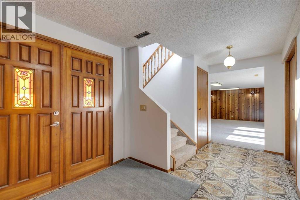 80 Beacham Rise Nw, Calgary, Alberta  T3K 1S2 - Photo 3 - A2266688