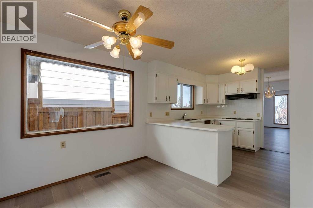 80 Beacham Rise Nw, Calgary, Alberta  T3K 1S2 - Photo 11 - A2266688