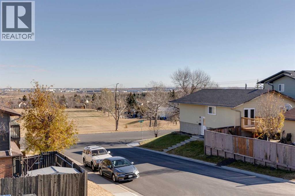 80 Beacham Rise Nw, Calgary, Alberta  T3K 1S2 - Photo 22 - A2266688