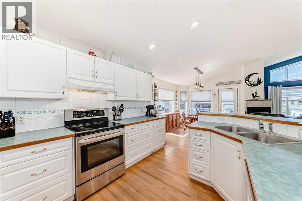 223 Cove Drive, Chestermere, Alberta  T1X 1E5 - Photo 11 - A2252451