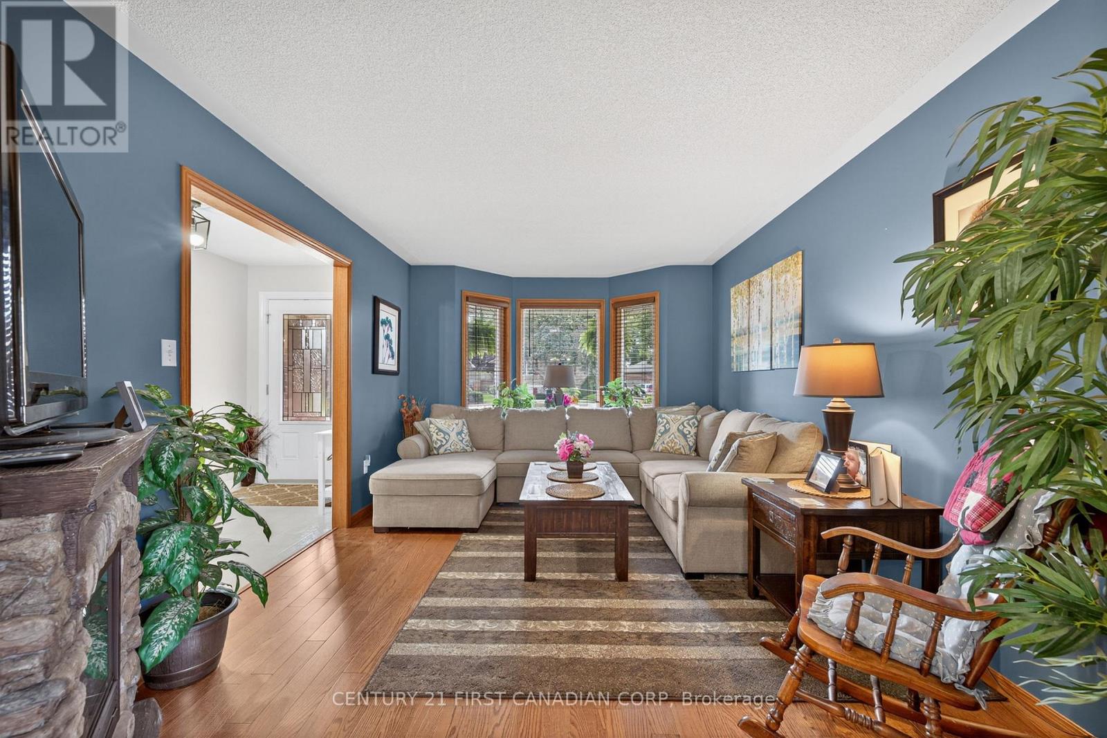 19 Hemlock Boulevard, Strathroy-Caradoc, Ontario  N7G 4B9 - Photo 4 - X12384179