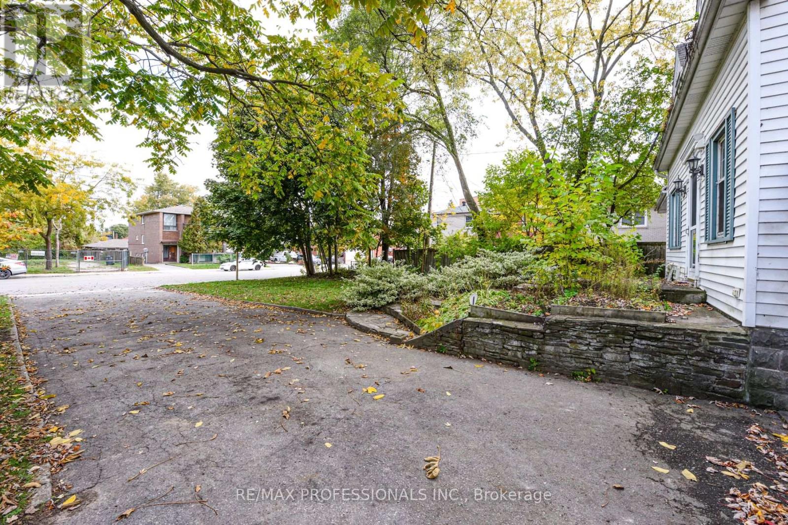 10 Broadview Avenue, Mississauga, Ontario  L5H 2S9 - Photo 8 - W12467187