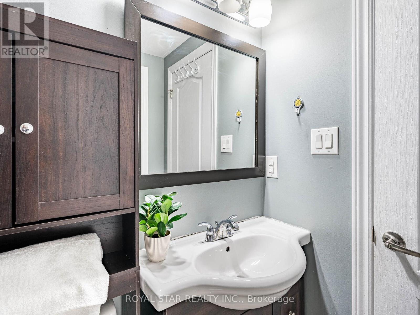 1 Gold Finch Court, Brampton, Ontario  L6S 2K7 - Photo 22 - W12436656