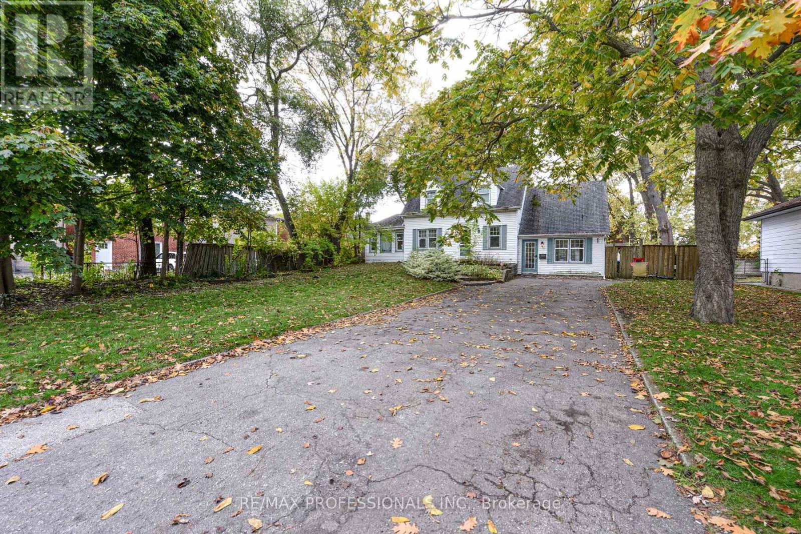 10 Broadview Avenue, Mississauga, Ontario  L5H 2S9 - Photo 4 - W12467187