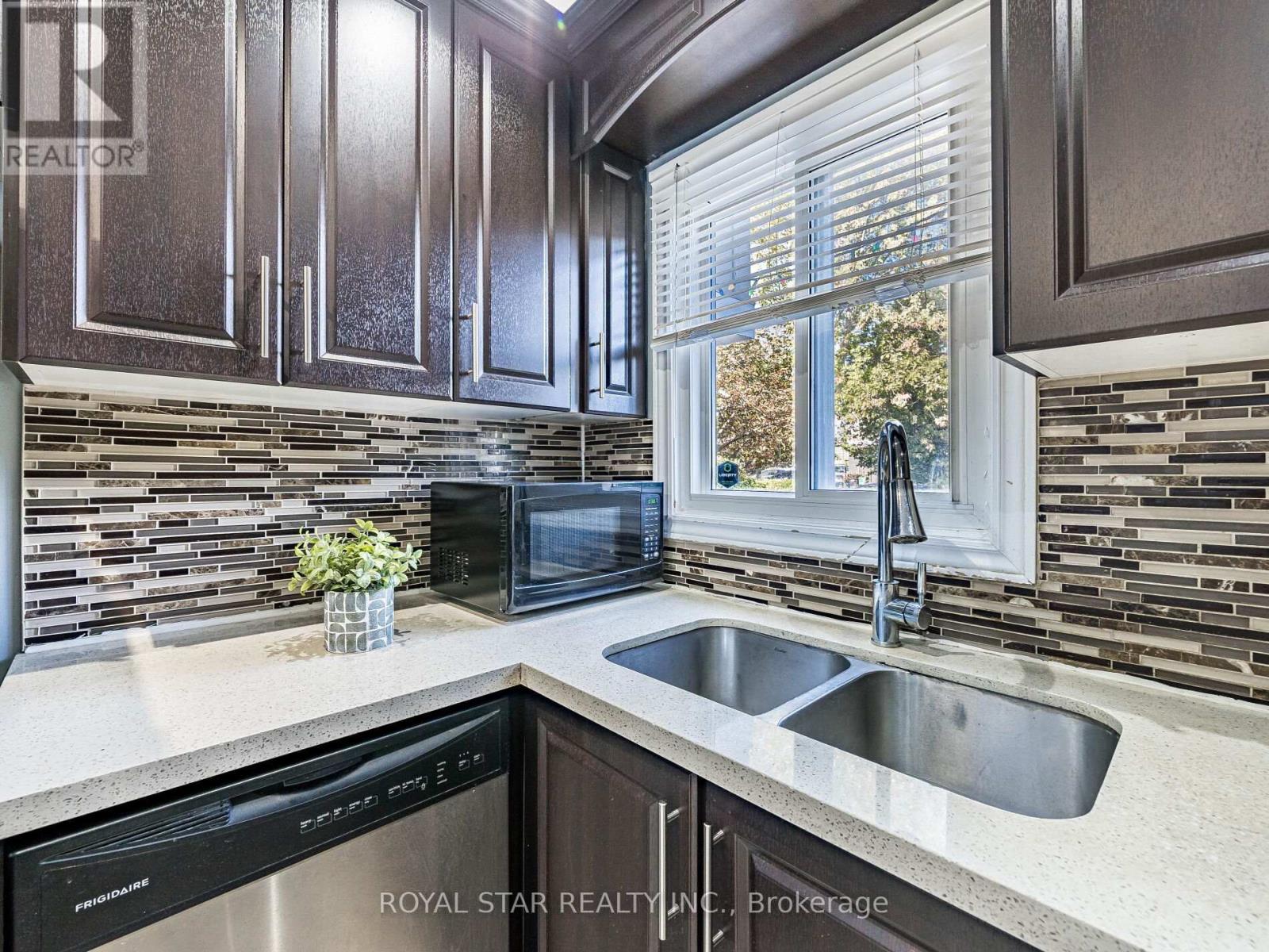 1 Gold Finch Court, Brampton, Ontario  L6S 2K7 - Photo 5 - W12436656