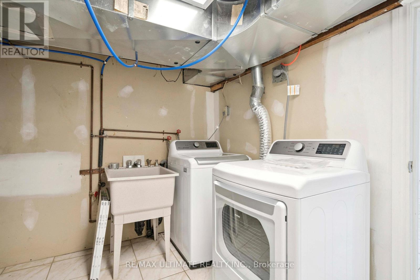 Lower - 542 Glen Park Avenue, Toronto, Ontario  M6B 2G3 - Photo 7 - W12450564