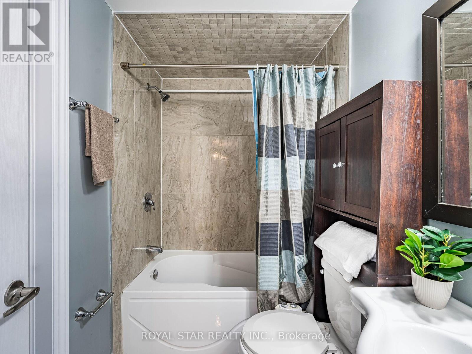 1 Gold Finch Court, Brampton, Ontario  L6S 2K7 - Photo 20 - W12436656