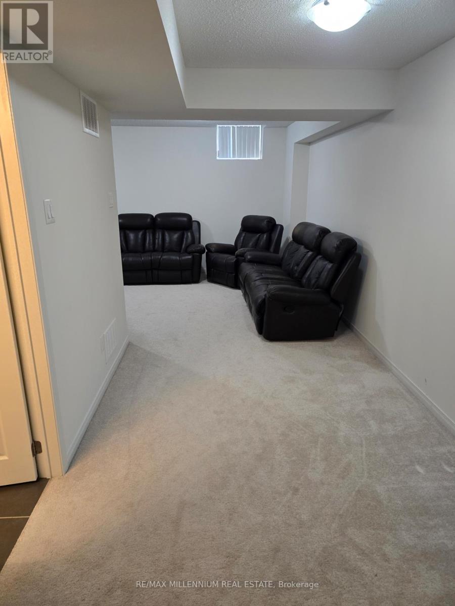 92 Honeyview Trail, Brampton, Ontario L6P 4A4 - Photo 16 - W12484287