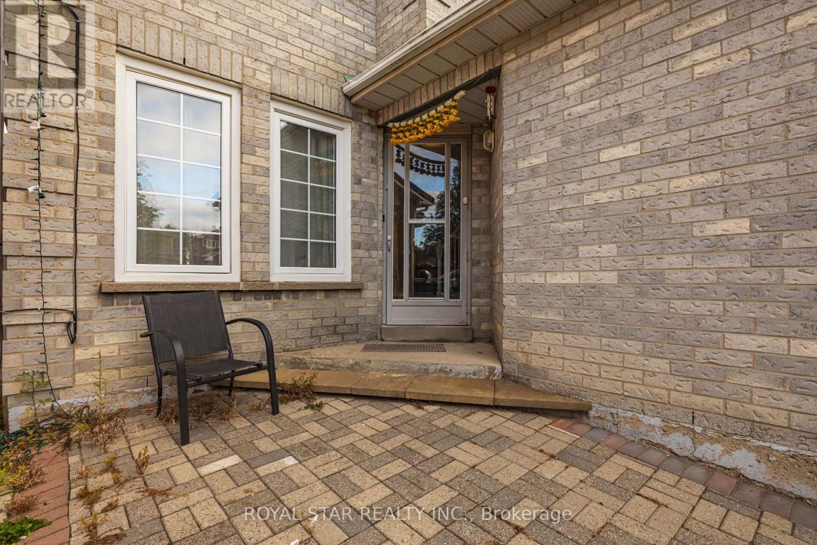 137 Ecclestone Drive, Brampton (Brampton West), Ontario  L6X 3P7 - Photo 8 - W12485580