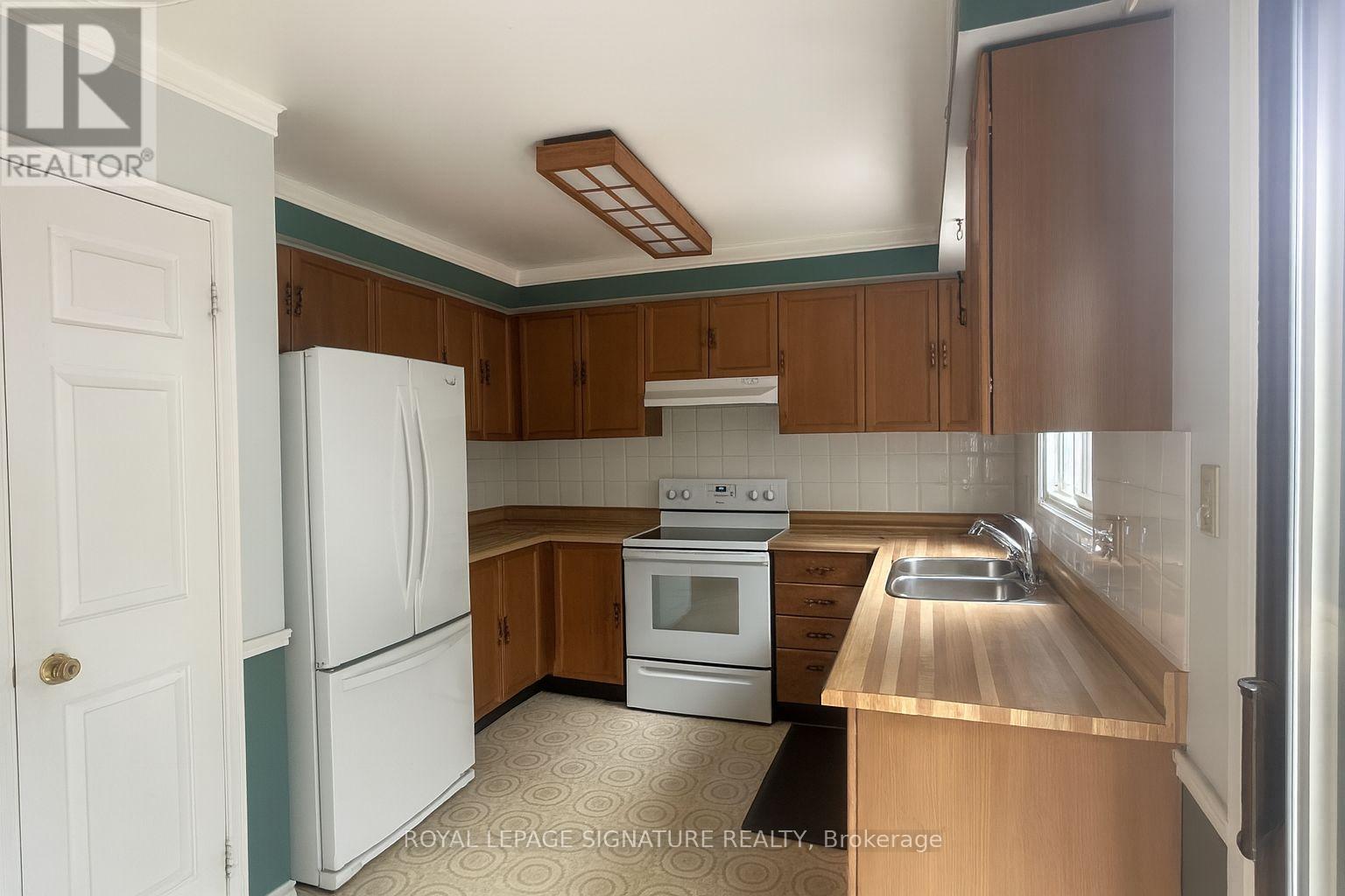 3194 Renton Road, Burlington, Ontario L7M 2W8 - Photo 3 - W12417078