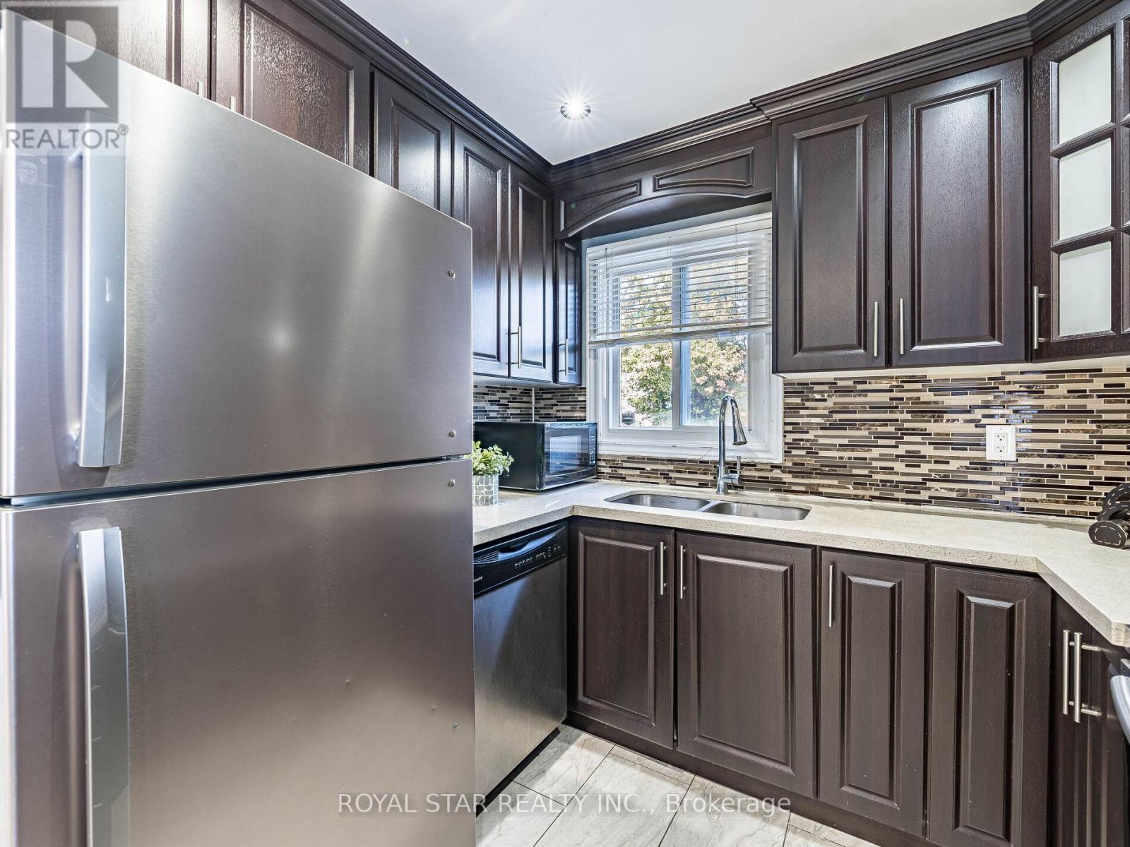 1 Gold Finch Court, Brampton, Ontario  L6S 2K7 - Photo 6 - W12436656