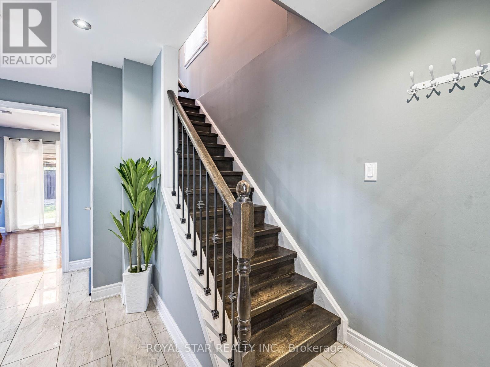 1 Gold Finch Court, Brampton, Ontario  L6S 2K7 - Photo 14 - W12436656