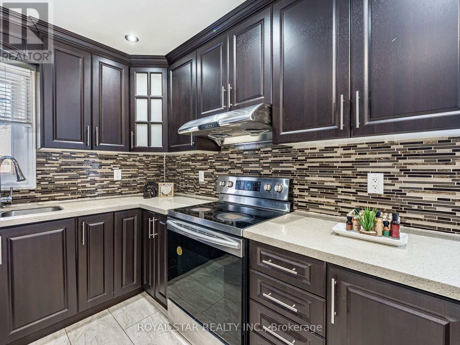 1 Gold Finch Court, Brampton, Ontario  L6S 2K7 - Photo 4 - W12436656