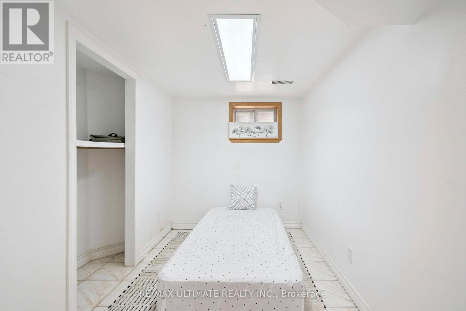 Lower - 542 Glen Park Avenue, Toronto, Ontario  M6B 2G3 - Photo 2 - W12450564