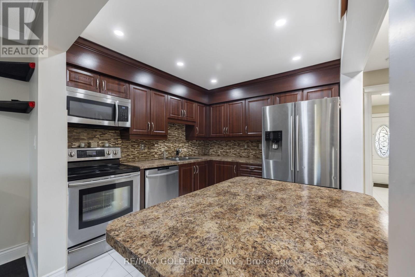 63 Mount Fuji Crescent, Brampton (Sandringham-Wellington), Ontario  L6R 2L5 - Photo 15 - W12487004