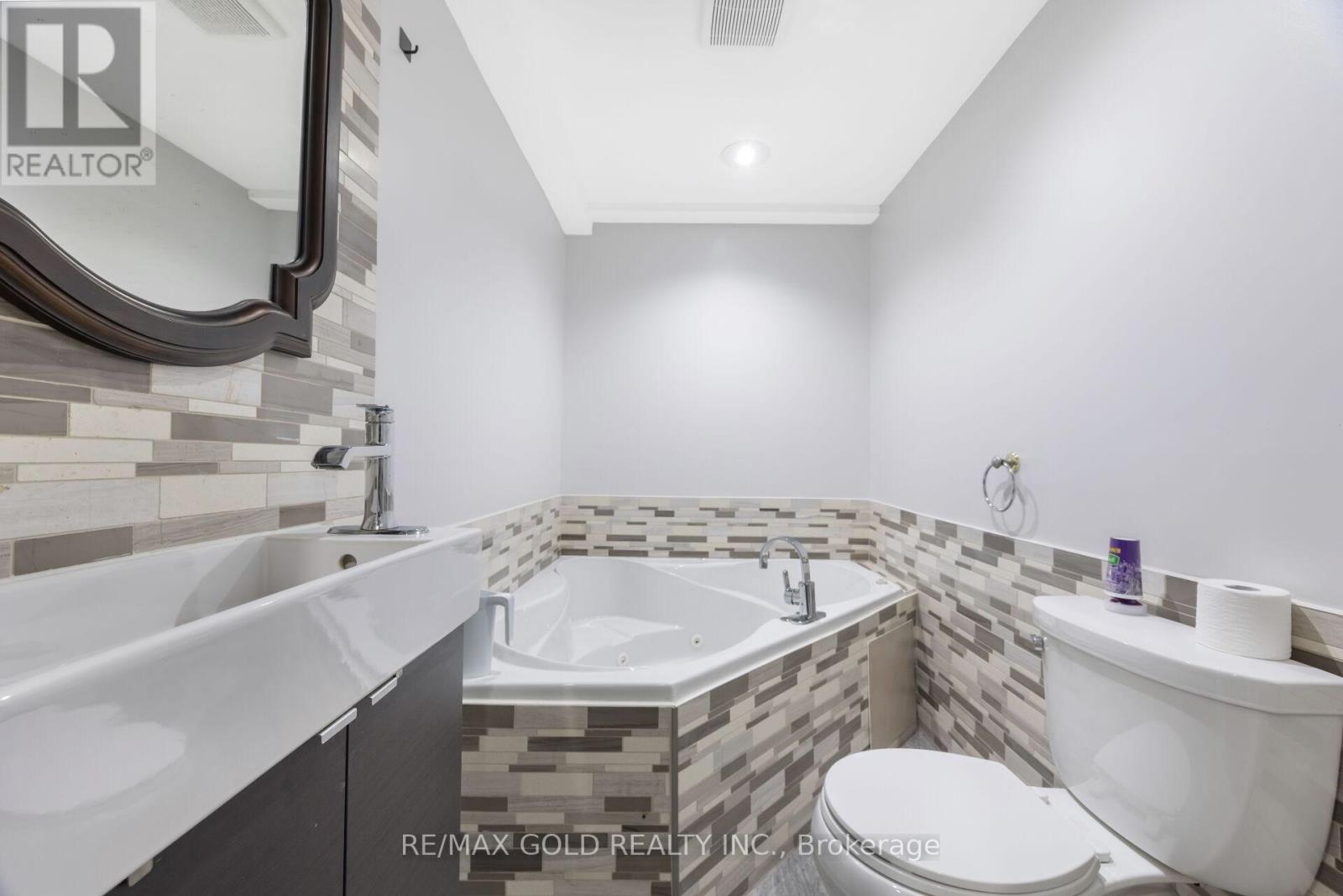 63 Mount Fuji Crescent, Brampton (Sandringham-Wellington), Ontario  L6R 2L5 - Photo 39 - W12487004