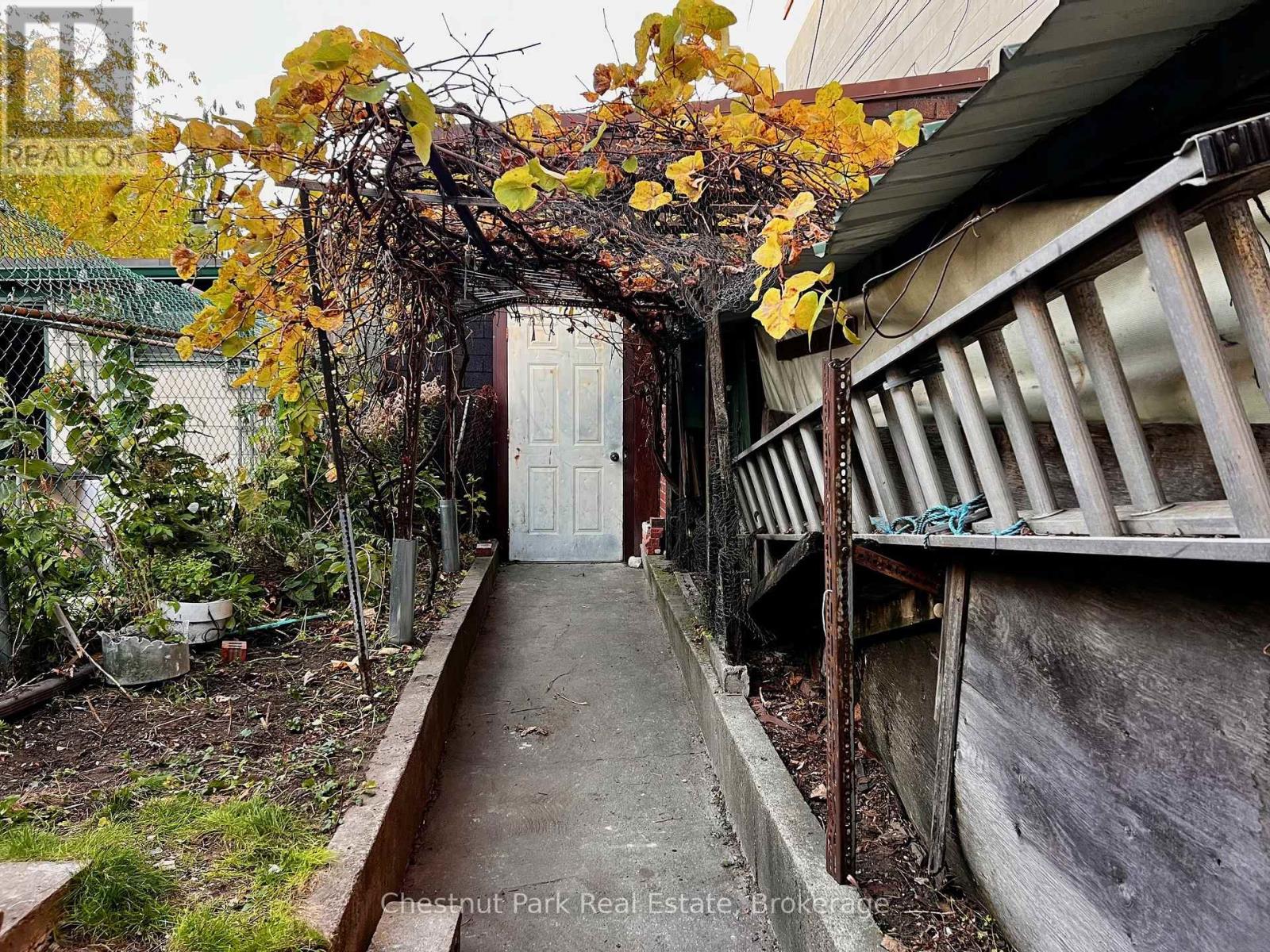 3280 Dundas Street W, Toronto, Ontario  M6P 2A4 - Photo 10 - W12485115