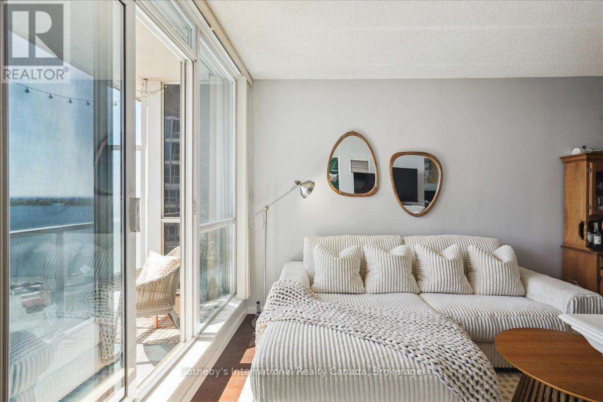 1804 - 218 Queens Quay W, Toronto, Ontario M5J 2Y6 - Photo 17 - C12488196