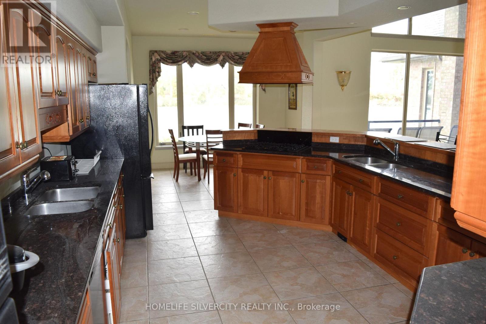 21000 Admiral Drive, Lakeshore, Ontario  N0P 2L0 - Photo 8 - X12429962