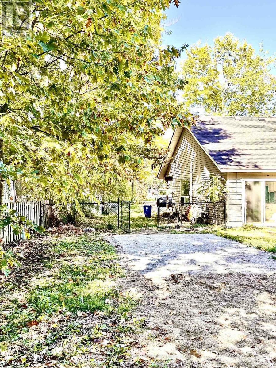 2 Oakwood Drive, Kawartha Lakes, Ontario K0M 1N0 - Photo 9 - X12458920