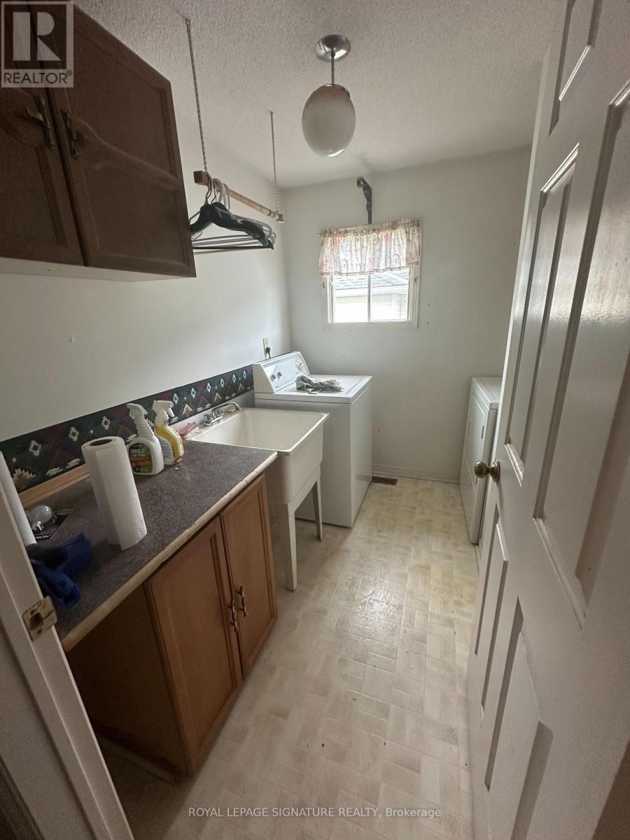 3194 Renton Road, Burlington, Ontario L7M 2W8 - Photo 12 - W12417078