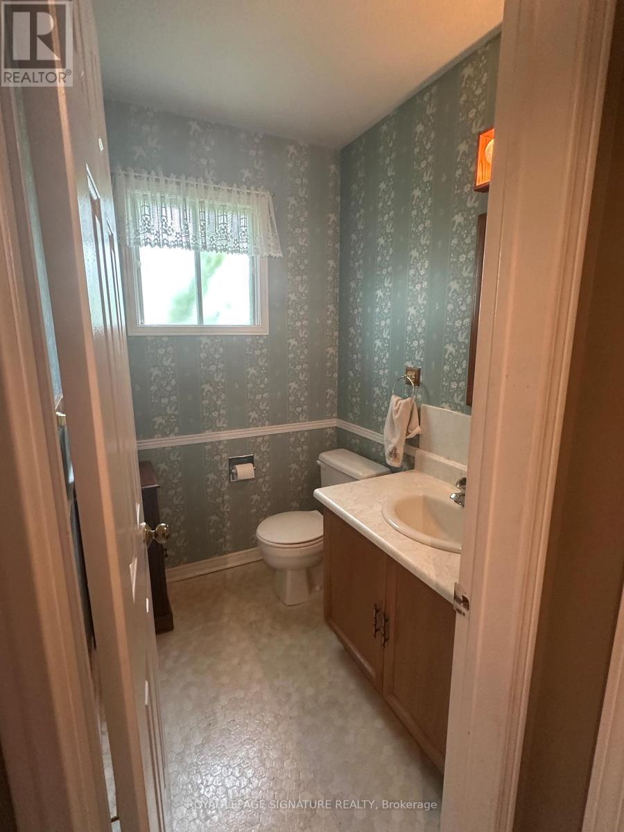 3194 Renton Road, Burlington, Ontario L7M 2W8 - Photo 9 - W12417078