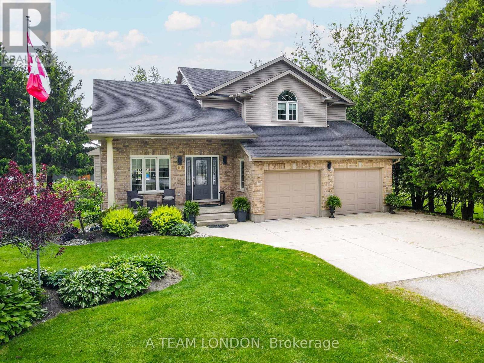 400 Second Street, Strathroy-Caradoc, Ontario  N7G 3H8 - Photo 1 - X12488118