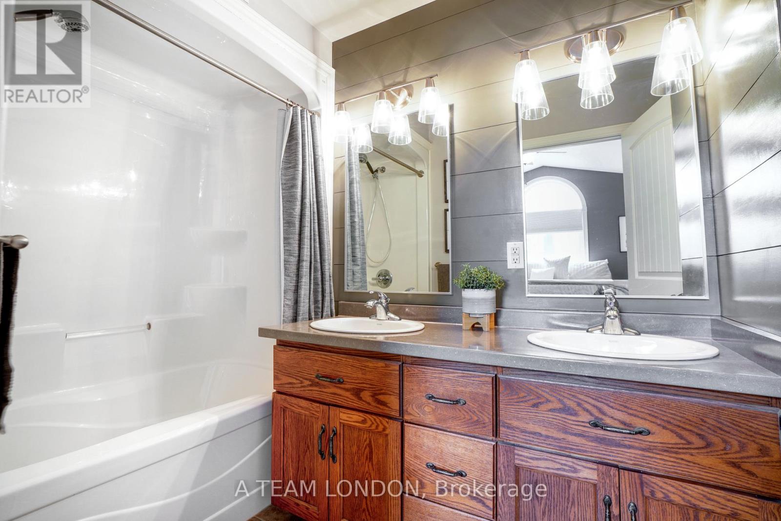 400 Second Street, Strathroy-Caradoc, Ontario  N7G 3H8 - Photo 23 - X12488118