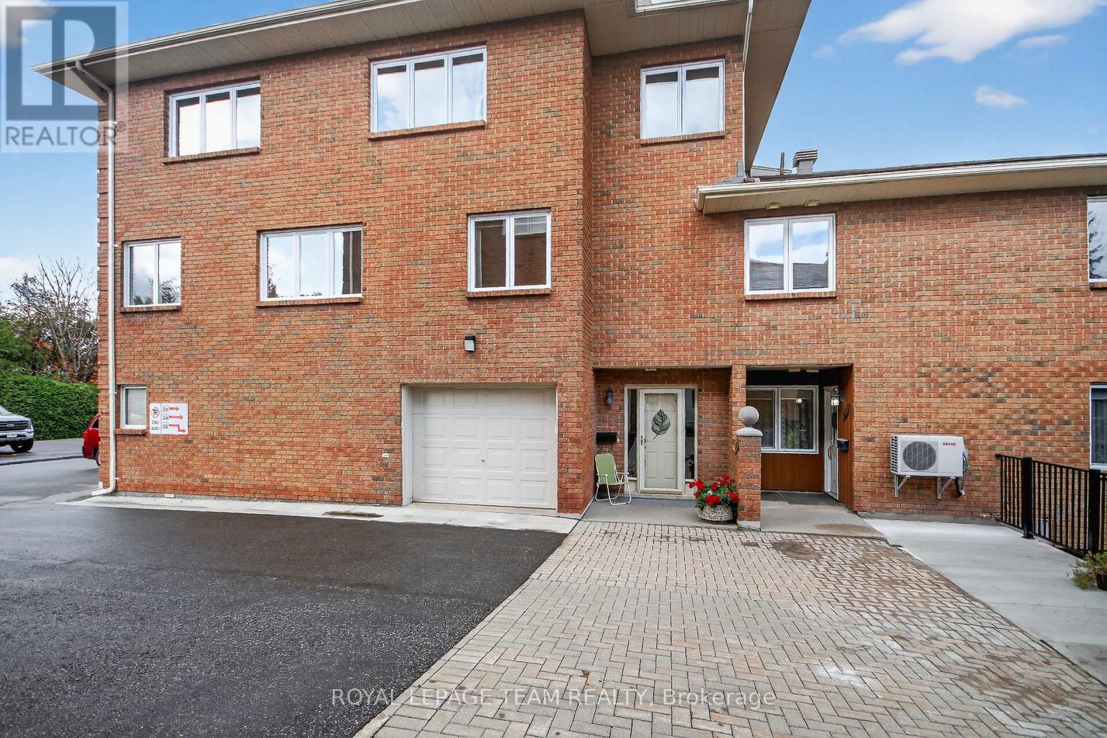 206 Stratas Court, Ottawa, Ontario  K2L 3K5 - Photo 2 - X12488406