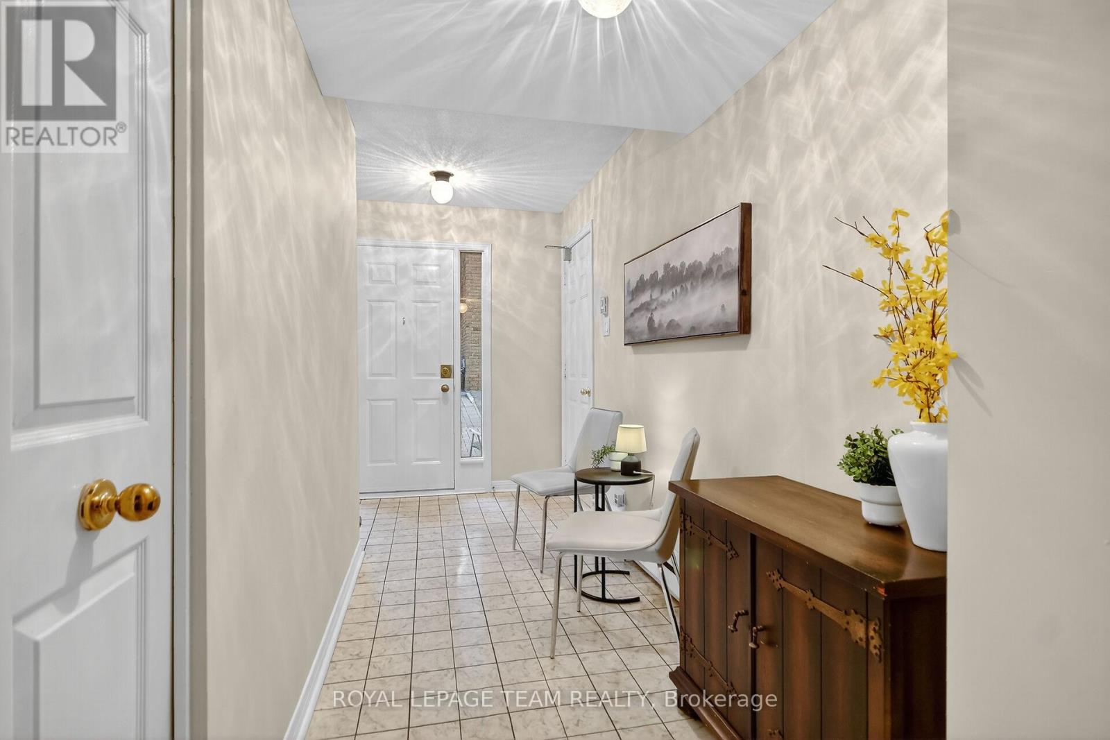 206 Stratas Court, Ottawa, Ontario  K2L 3K5 - Photo 3 - X12488406