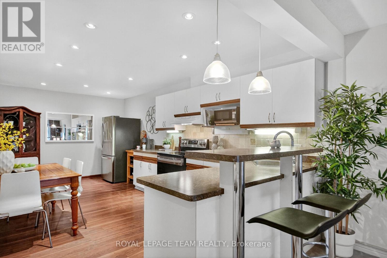 206 Stratas Court, Ottawa, Ontario  K2L 3K5 - Photo 5 - X12488406