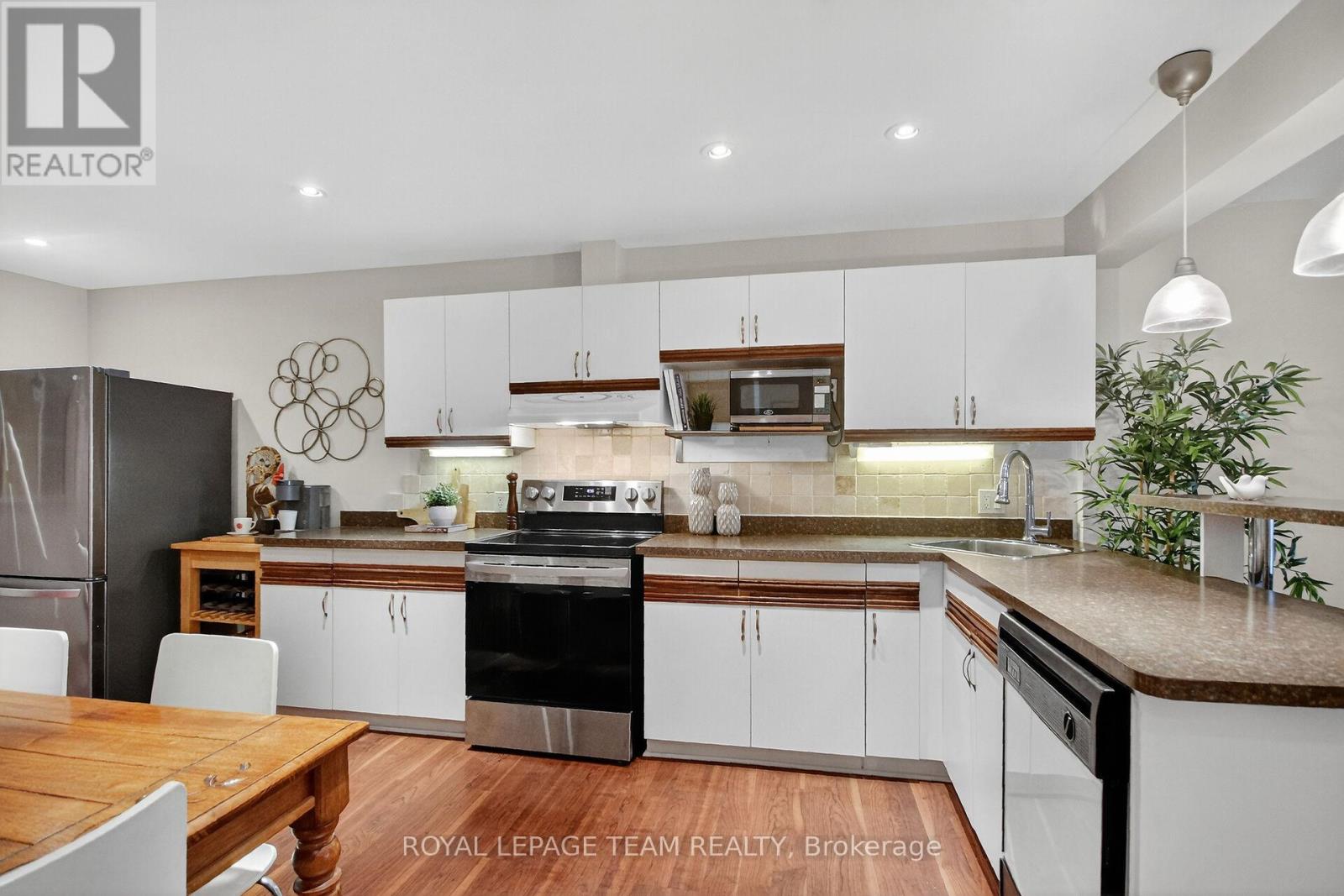 206 Stratas Court, Ottawa, Ontario  K2L 3K5 - Photo 6 - X12488406