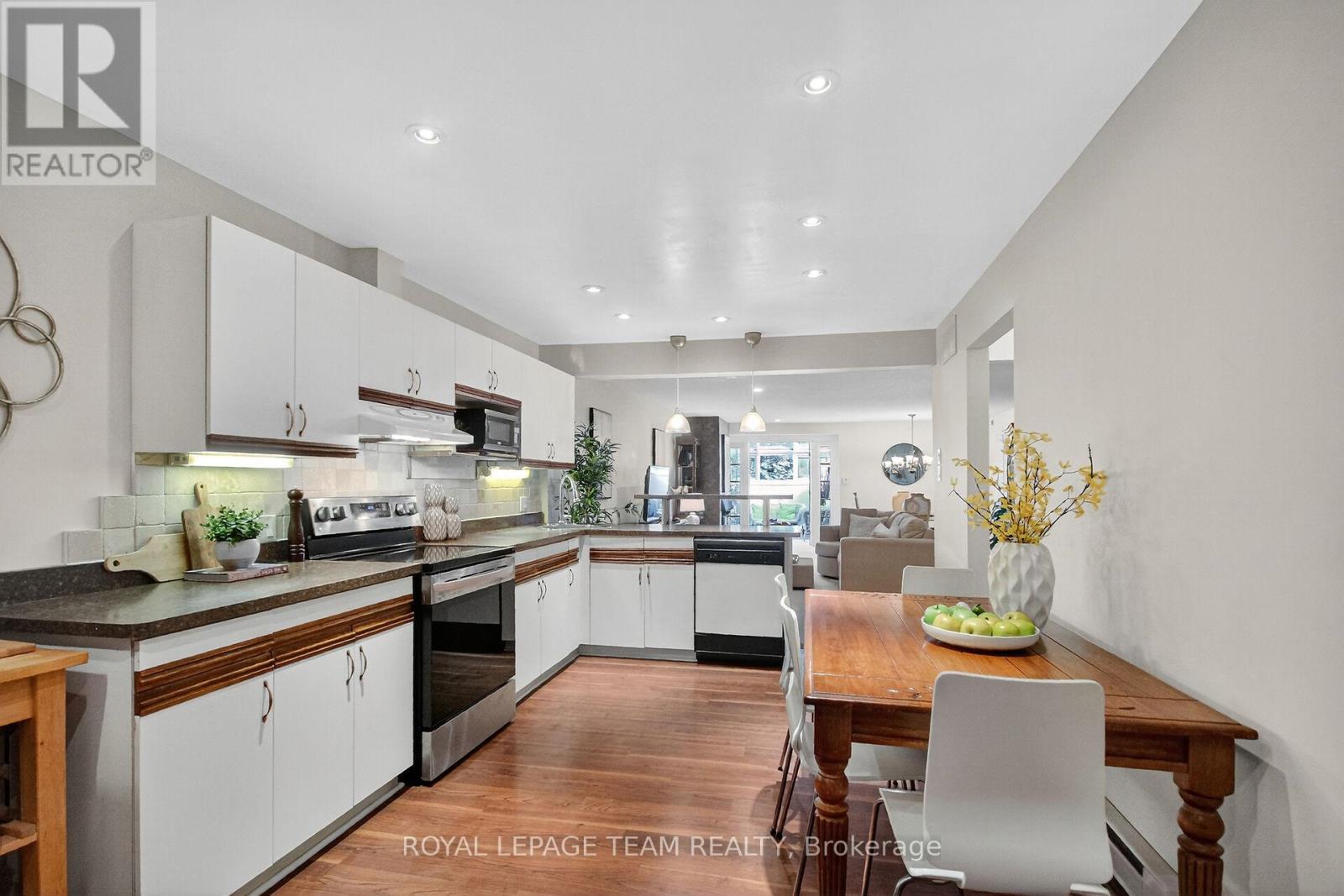 206 Stratas Court, Ottawa, Ontario  K2L 3K5 - Photo 8 - X12488406