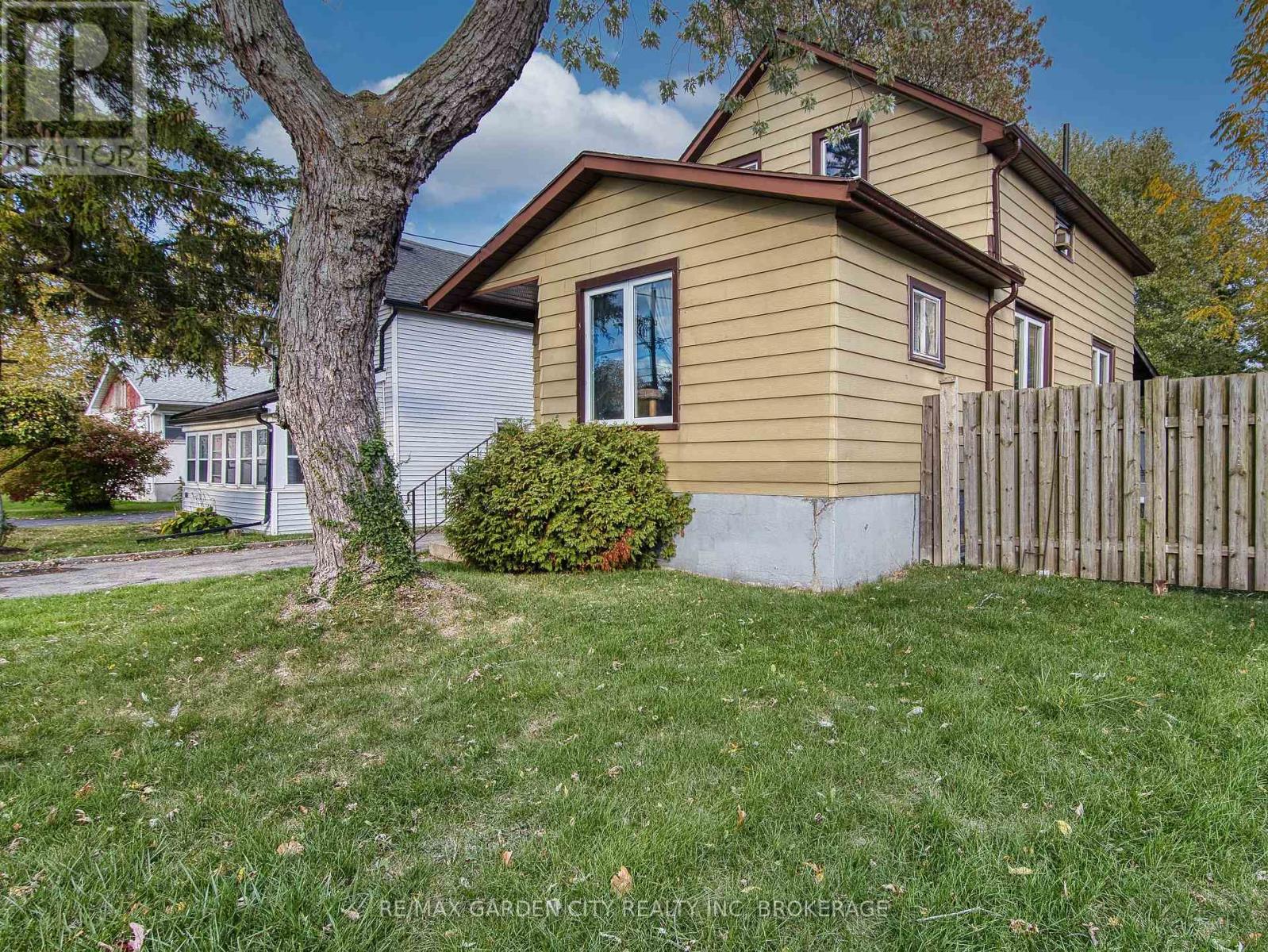 809 Steele Street, Port Colborne, Ontario  L3K 4Z5 - Photo 3 - X12488174