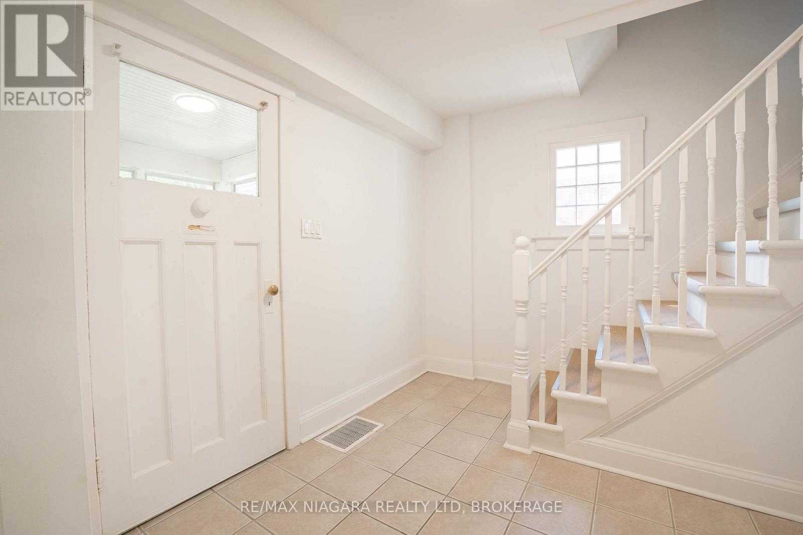 249 Russell Avenue, St. Catharines, Ontario  L2R 1X1 - Photo 2 - X12488382