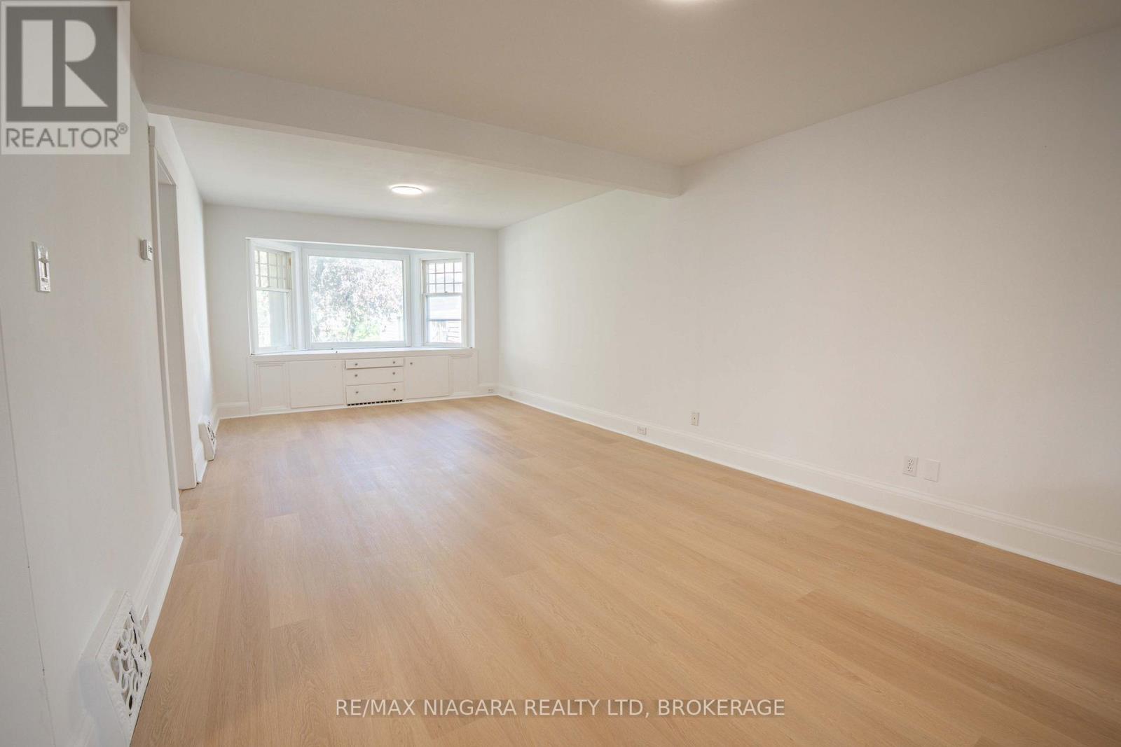 249 Russell Avenue, St. Catharines, Ontario  L2R 1X1 - Photo 4 - X12488382