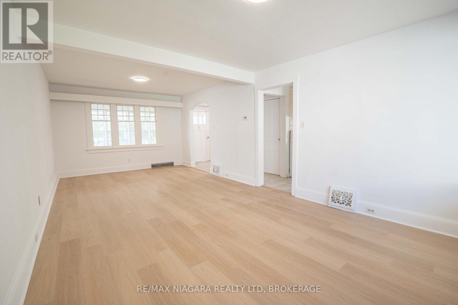 249 Russell Avenue, St. Catharines, Ontario  L2R 1X1 - Photo 6 - X12488382