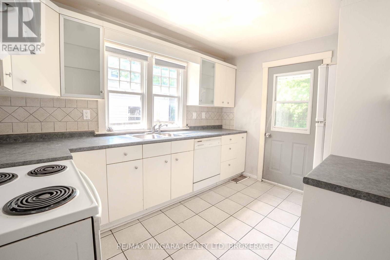 249 Russell Avenue, St. Catharines, Ontario  L2R 1X1 - Photo 7 - X12488382