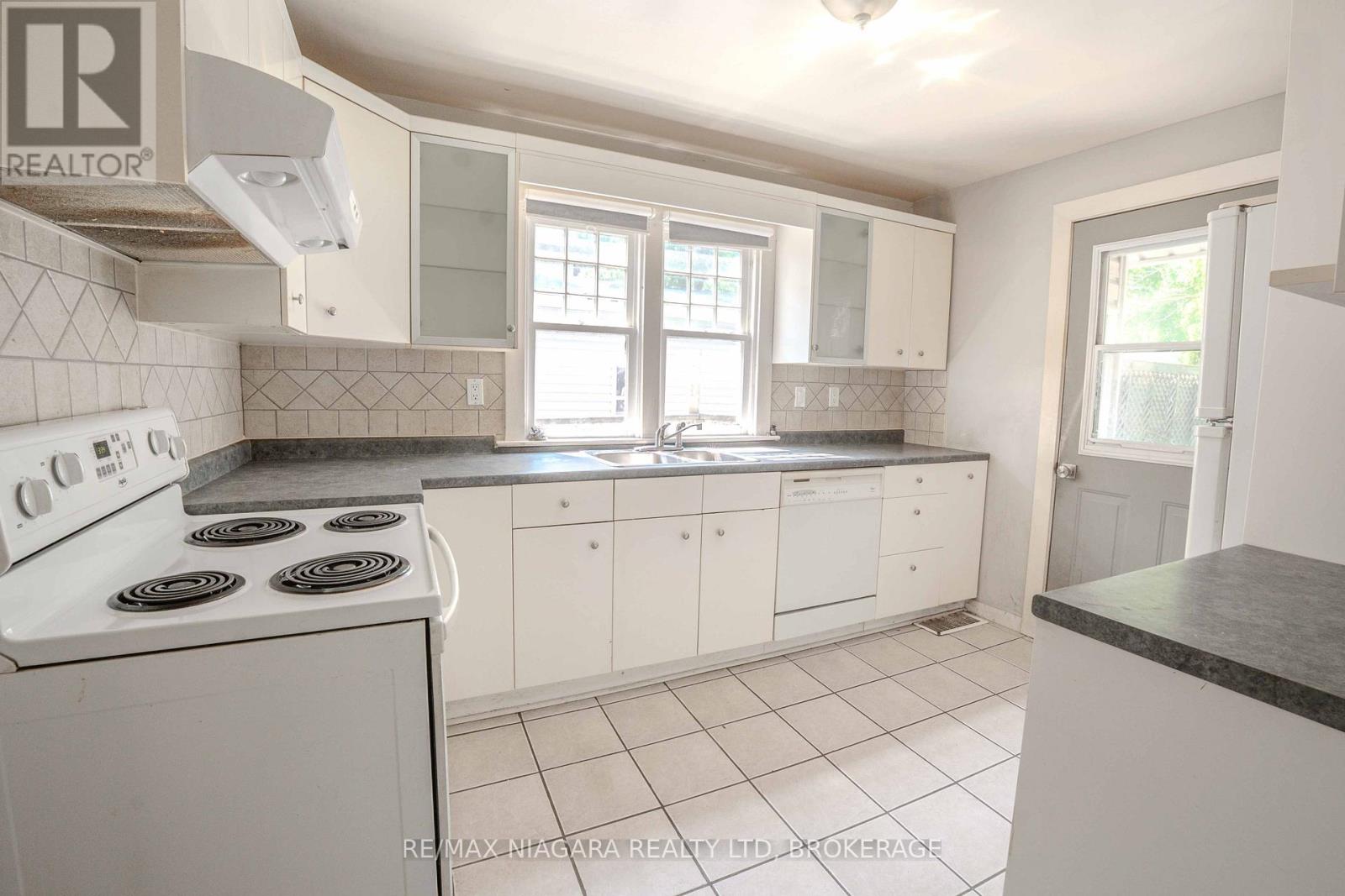 249 Russell Avenue, St. Catharines, Ontario  L2R 1X1 - Photo 9 - X12488382