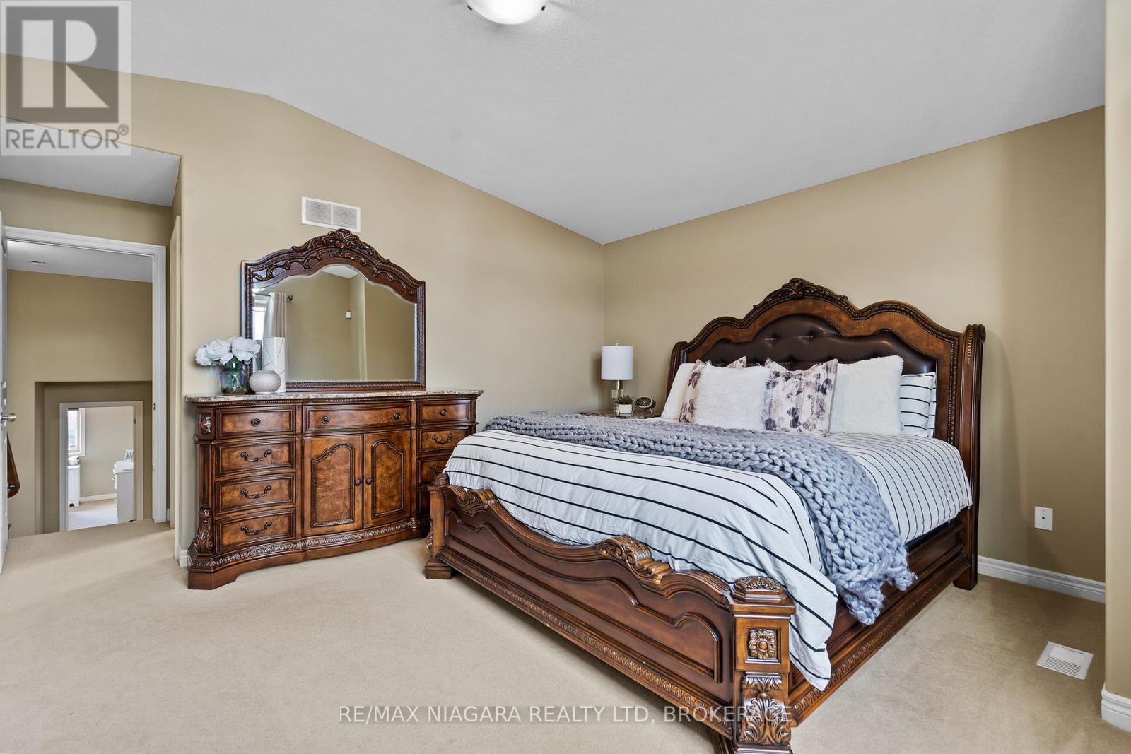 6877 Courtney Crescent, Niagara Falls, Ontario  L2H 0A3 - Photo 16 - X12488550