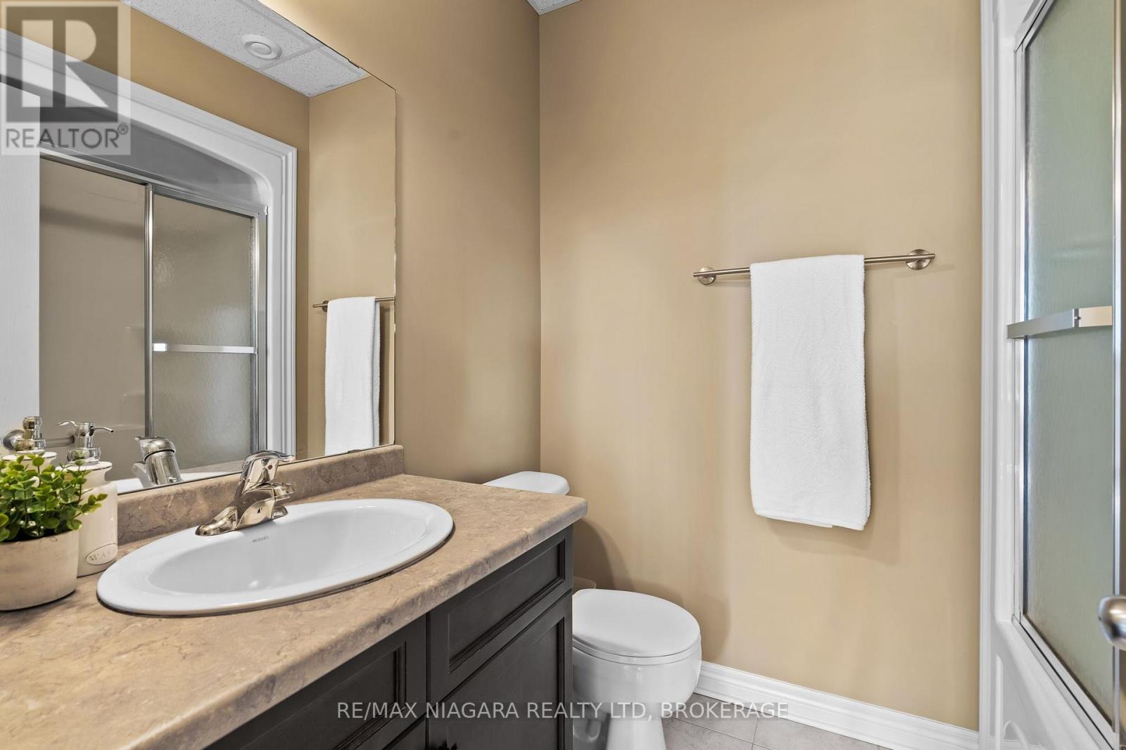 6877 Courtney Crescent, Niagara Falls, Ontario  L2H 0A3 - Photo 23 - X12488550