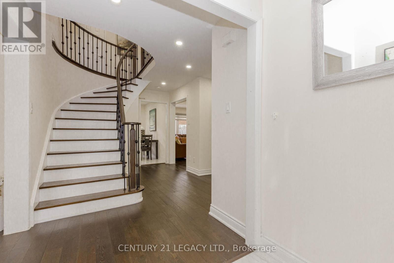 30 Diane Court, Brampton, Ontario  L6Y 3E2 - Photo 5 - W12477518