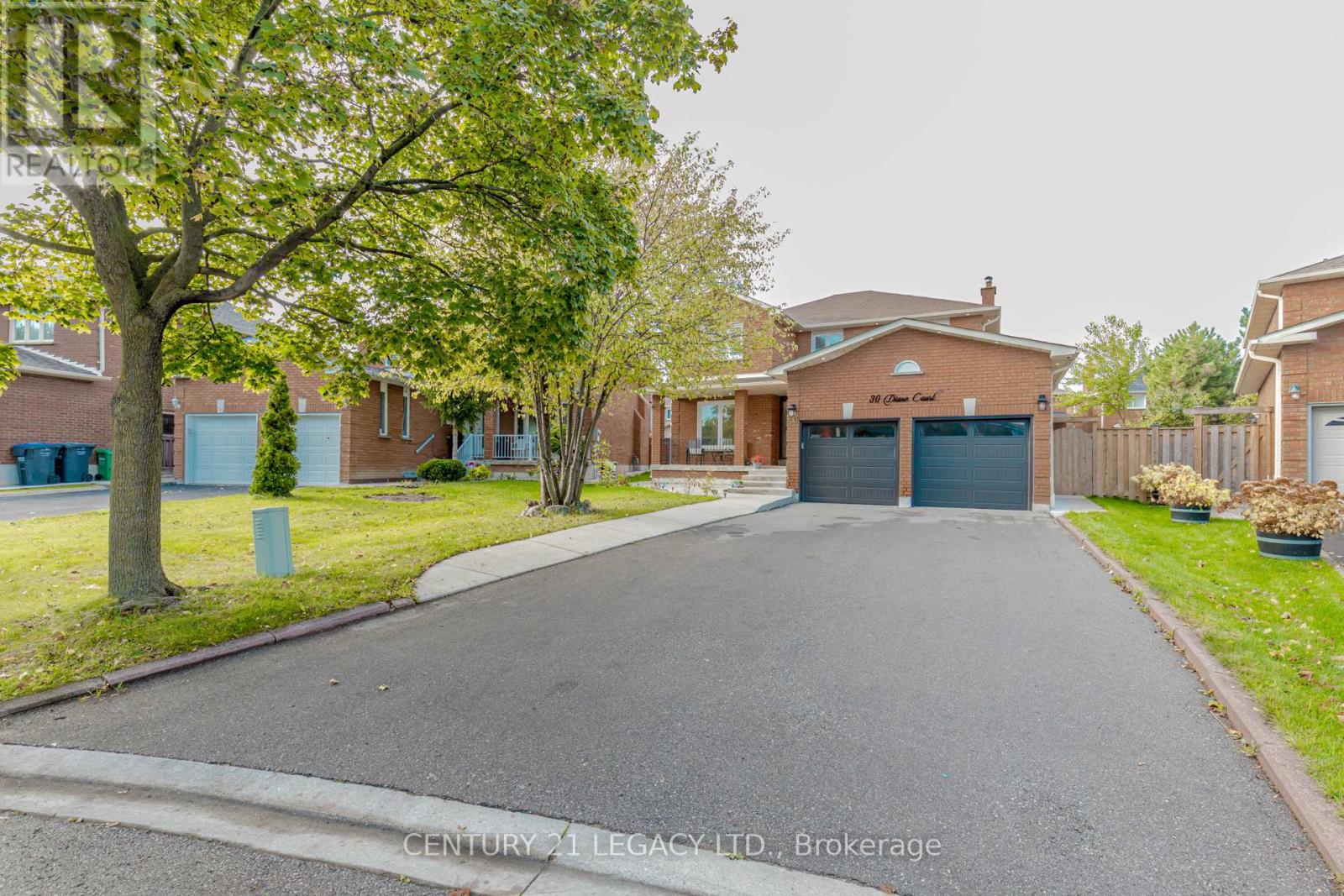 30 Diane Court, Brampton, Ontario  L6Y 3E2 - Photo 2 - W12477518