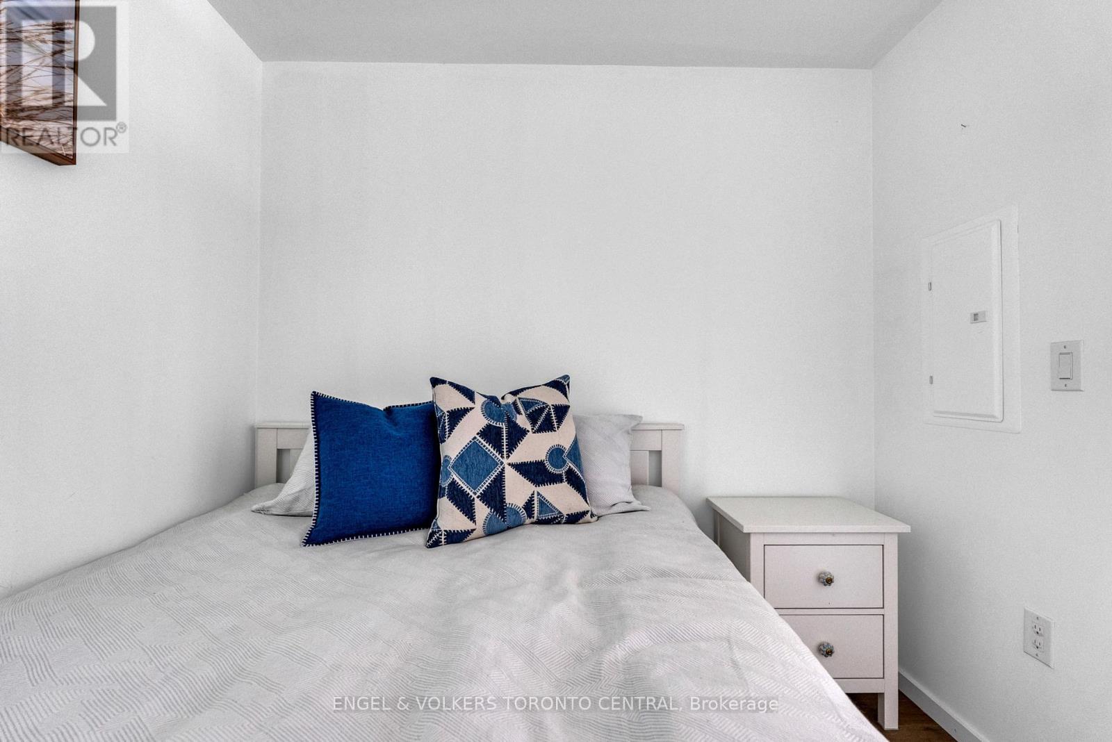 30 - 21 Lawren Harris Square, Toronto, Ontario  M5A 0T4 - Photo 9 - C12487862