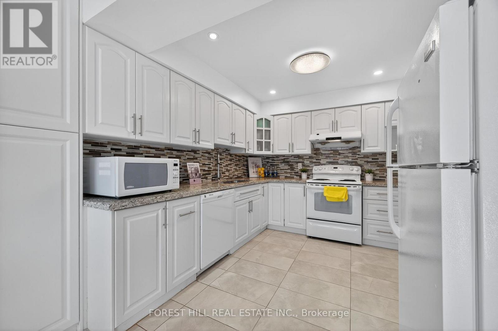 38 Carnival Court, Toronto (Westminster-Branson), Ontario  M2R 3T8 - Photo 4 - C12488332