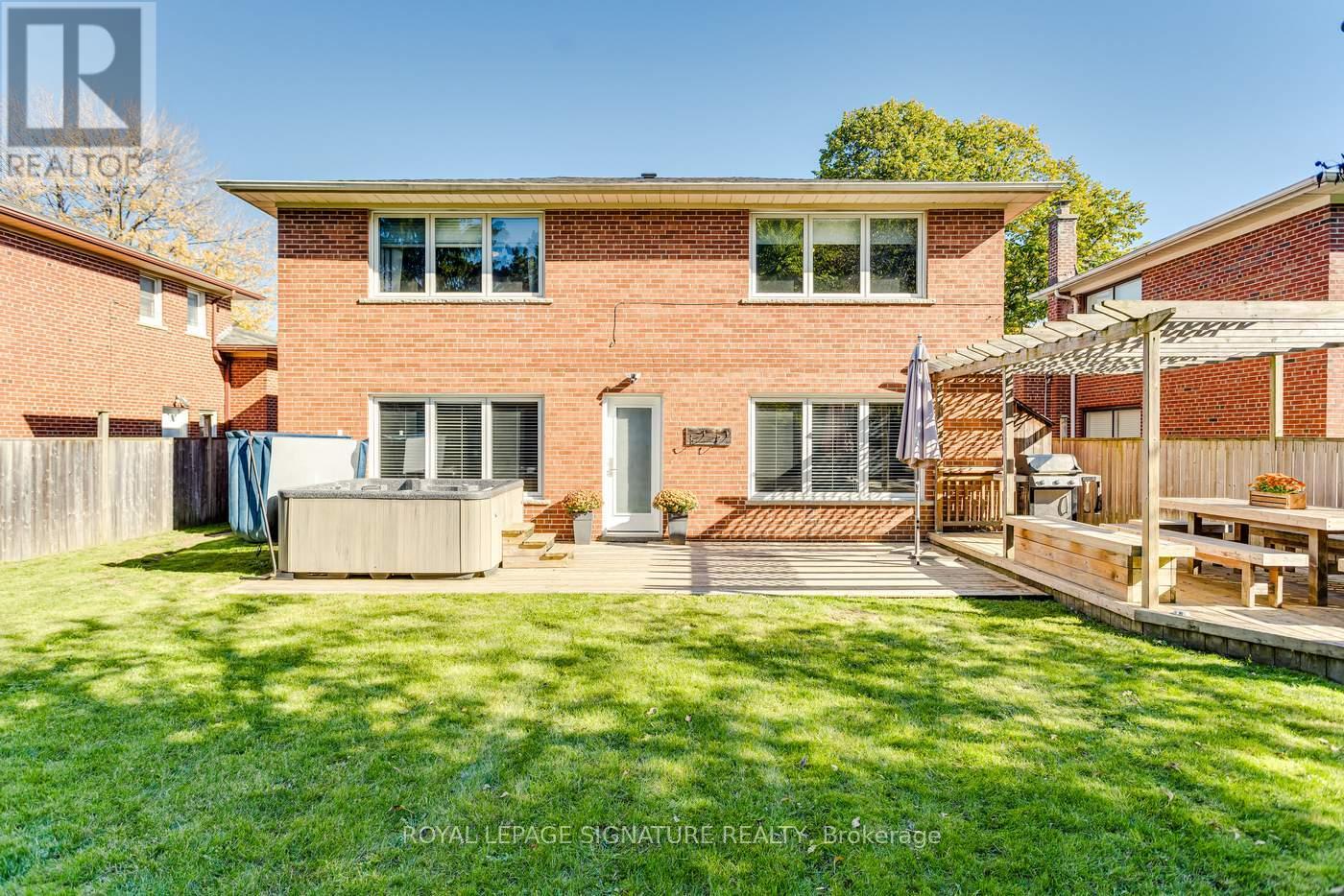 8 Bonnacord Drive, Toronto (Clanton Park), Ontario  M3H 3G5 - Photo 33 - C12488350