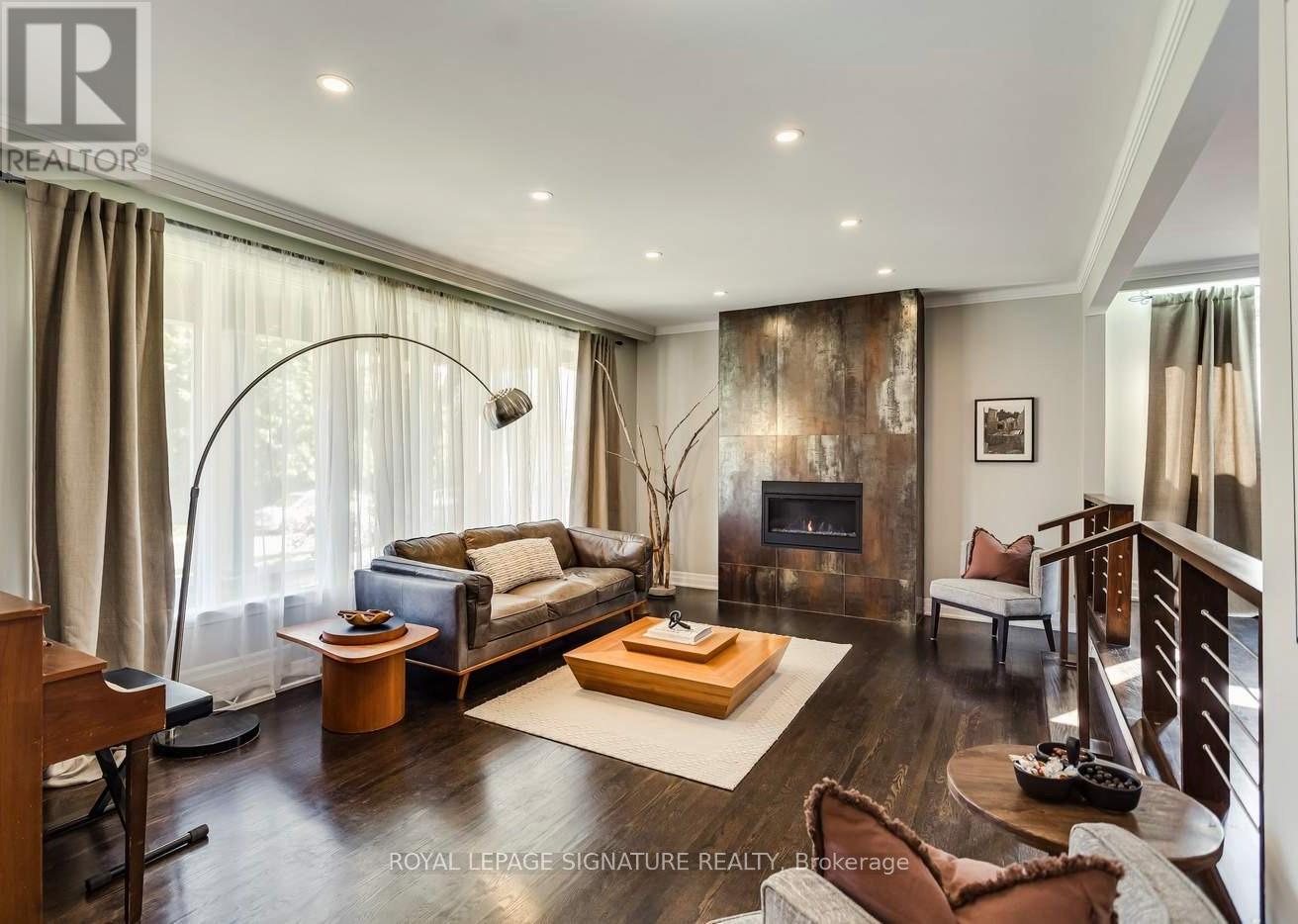 8 Bonnacord Drive, Toronto (Clanton Park), Ontario  M3H 3G5 - Photo 4 - C12488350