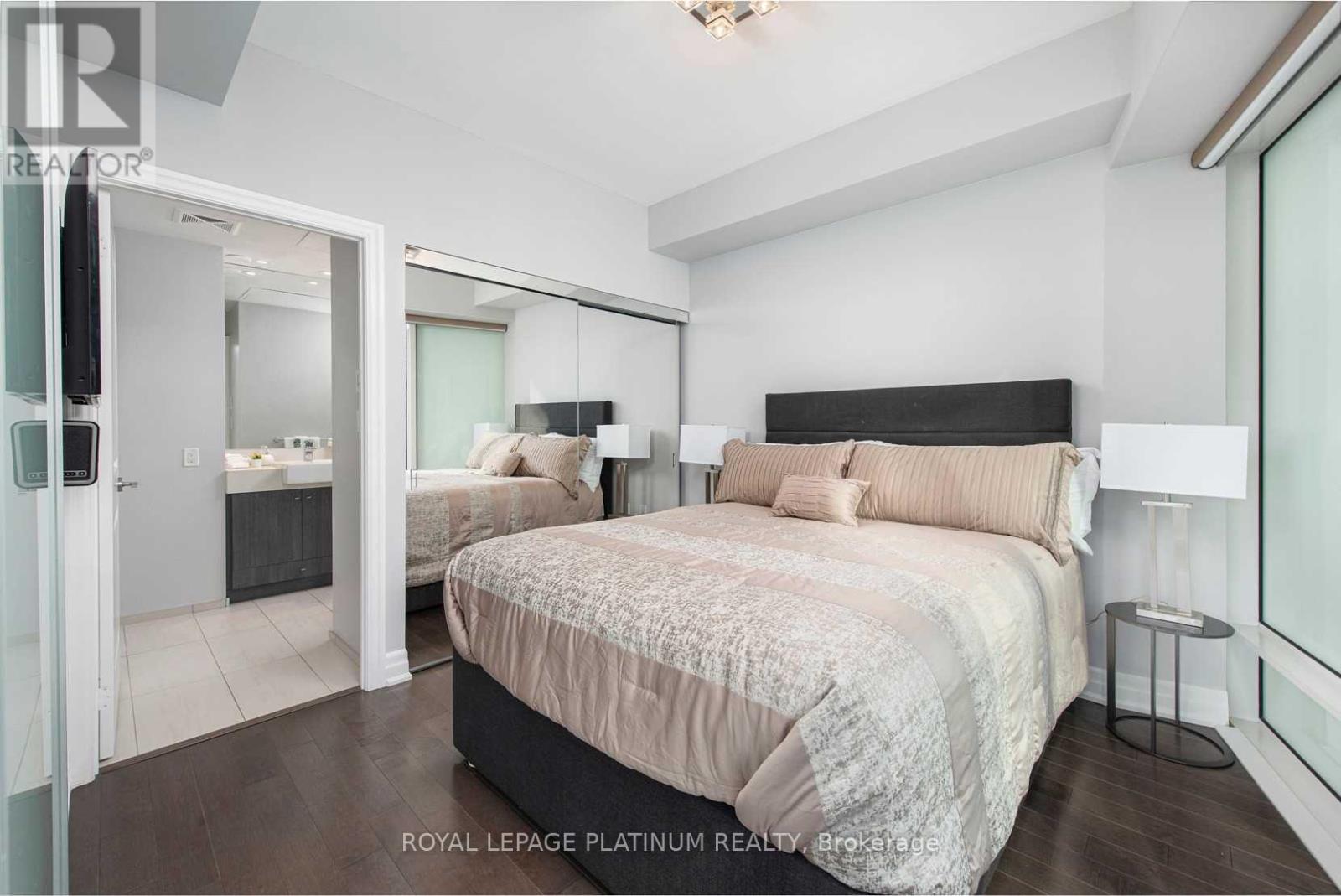 2402 - 8 The Esplanade, Toronto, Ontario  M5E 0A6 - Photo 4 - C12488920