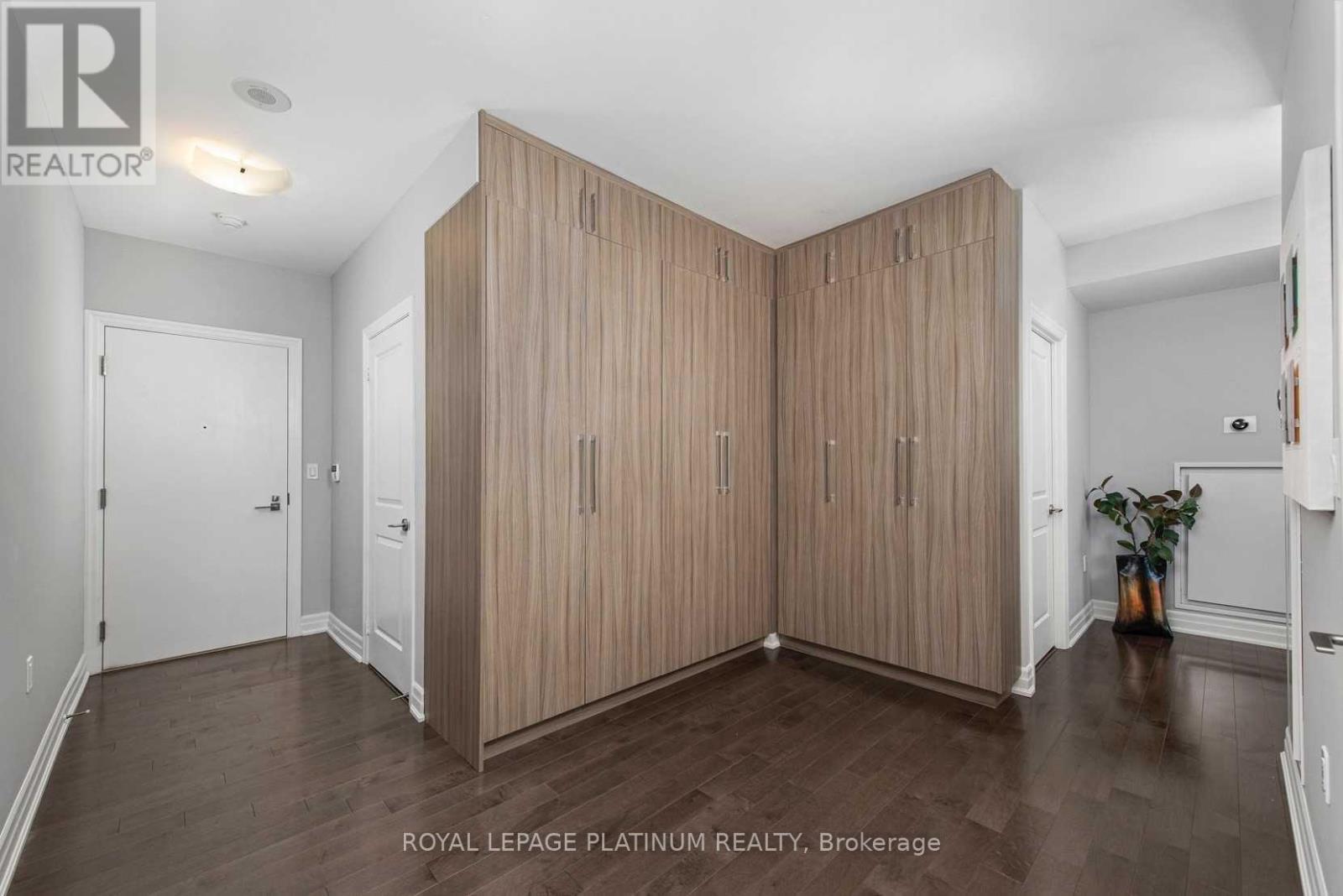 2402 - 8 The Esplanade, Toronto, Ontario  M5E 0A6 - Photo 5 - C12488920