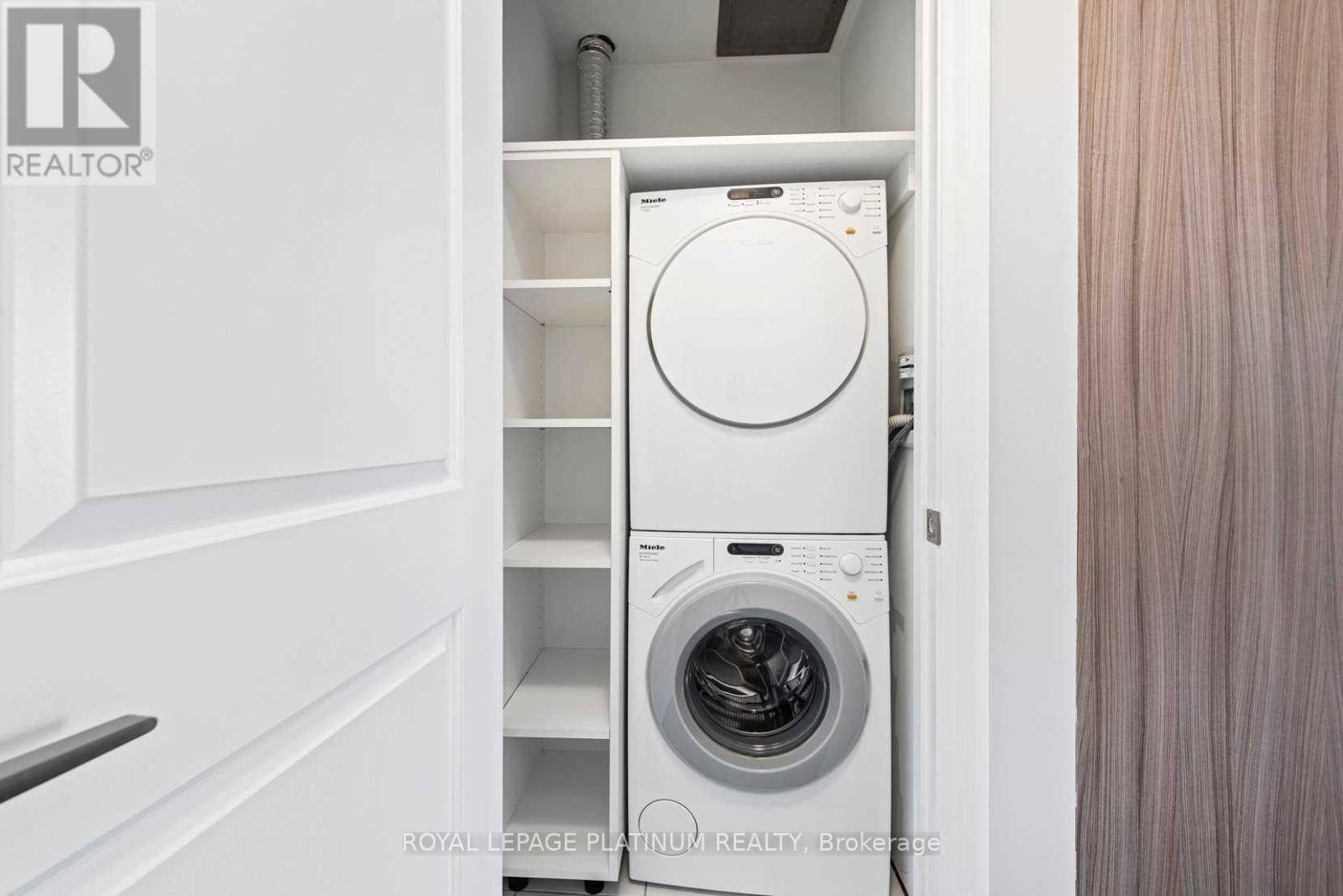 2402 - 8 The Esplanade, Toronto, Ontario  M5E 0A6 - Photo 7 - C12488920